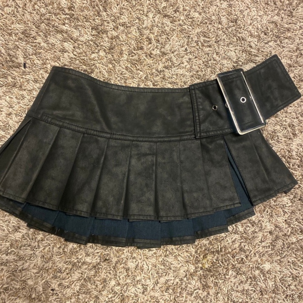 Poster girl black pleated skirt mini Micro w buckle